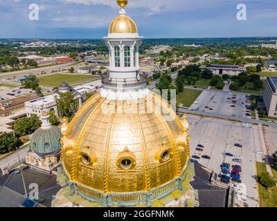 Luftaufnahme der wunderschönen, reich verzierten, mit Blattgold bedeckten Kuppel des Iowa State Capitol-Gebäudes; des Moines, Iowa, USA. Stockfoto