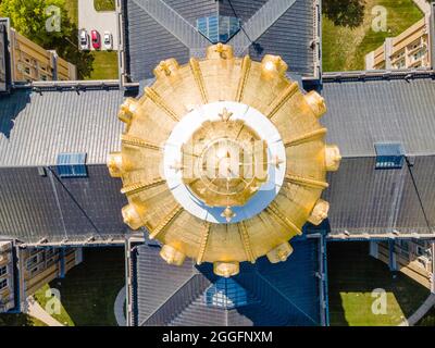 Luftaufnahme der wunderschönen, reich verzierten, mit Blattgold bedeckten Kuppel des Iowa State Capitol-Gebäudes; des Moines, Iowa, USA. Stockfoto