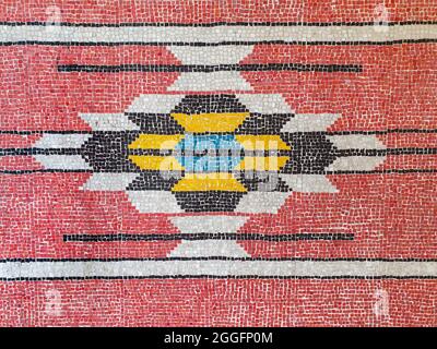 Alte bunte Mosaikmuster Fliesen in Ulus Carsisi in Ulus District in Ankara, Türkei. Anatolisches Mosaikmuster. Stockfoto