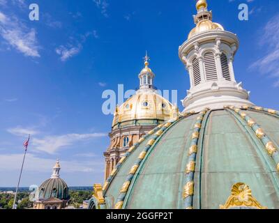 Luftaufnahme der wunderschönen, reich verzierten, mit Blattgold bedeckten Kuppel des Iowa State Capitol-Gebäudes; des Moines, Iowa, USA. Stockfoto