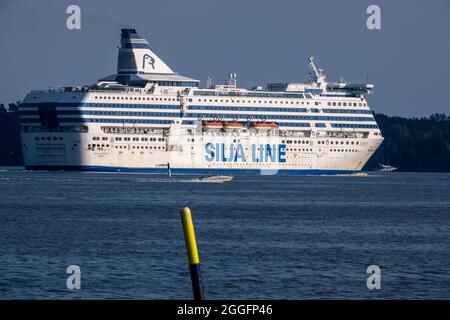 Helsinki / Finnland - 31. AUGUST 2021: MS Silja Serenade, betrieben von Silja Line, Abfahrt vom Hafen von Helsinki. Stockfoto