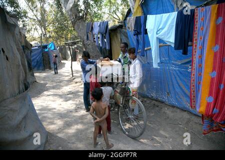 Eine allgemeine Ansicht eines Slums in der Nähe des Bahnhofs Shakurbasti in Neu-Delhi, Indien. Dieser Slum liegt auf dem Gelände der Eisenbahn. Stockfoto