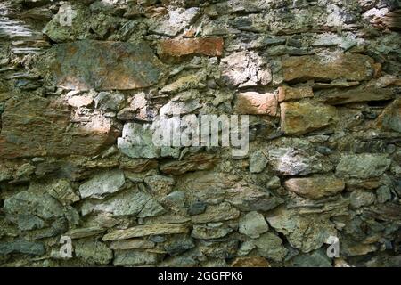 Alte Steinmauer mit der Technik des trockenen Mauerwerks gemacht Stockfoto