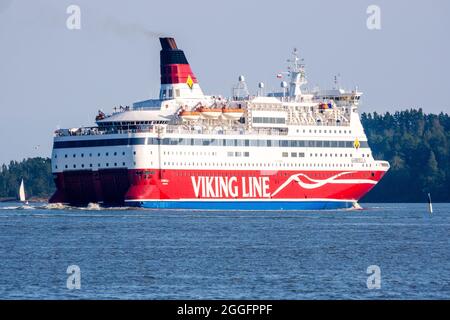 Helsinki / Finnland - 31. AUGUST 2021: MV Gabriella, betrieben von Viking Line, Abfahrt vom Hafen von Helsinki in Katajanokka Stockfoto