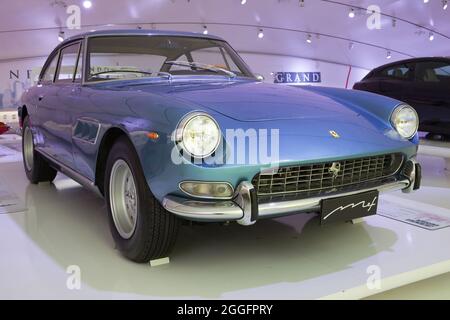 Modena, Italien - 14. August 2021: Ferrari 330 GT 2+2 präsentiert im Enzo Ferrari Museum, Modena, Italien. Stockfoto