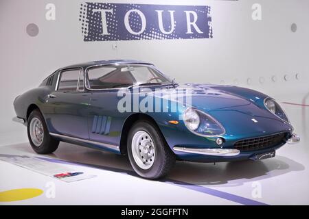 Modena, Italien - 14. August 2021: Ferrari 275 GTB4 präsentiert im Enzo Ferrari Museum, Modena, Italien. Stockfoto