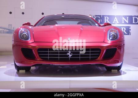 Modena, Italien - 14. August 2021: Vorderansicht des Ferrari 599 GTB Fiorano im Enzo Ferrari Museum, Modena, Italien. Stockfoto