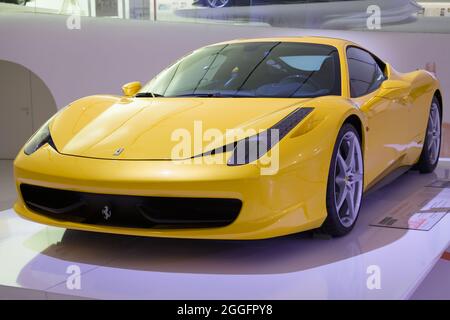 Modena, Italien - 14. August 2021: Ferrari 458 Italia präsentiert im Enzo Ferrari Museum, Modena, Italien. Stockfoto