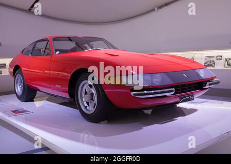 Modena, Italien - 14. August 2021: Ferrari 365 GTB4 präsentiert im Enzo Ferrari Museum, Modena, Italien. Stockfoto