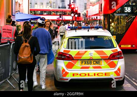 London, England - 2021. August: Polizeiauto parkt am Straßenrand im Zentrum Londons Stockfoto