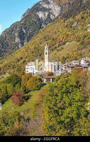 Blick auf das Dorf Soglio im Bregaglia-Tal im Herbst, Tessin, Schweiz Stockfoto