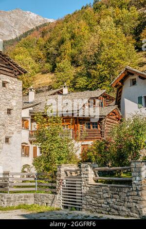 Traditionelle Häuser im Bergdorf Soglio, Tessin, Schweiz, im Herbst. Stockfoto