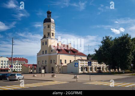 Altes altertümlicher Rathaus auf dem Hauptplatz in Neswisch, Minsk-Gebiet, Weißrussland. Stockfoto