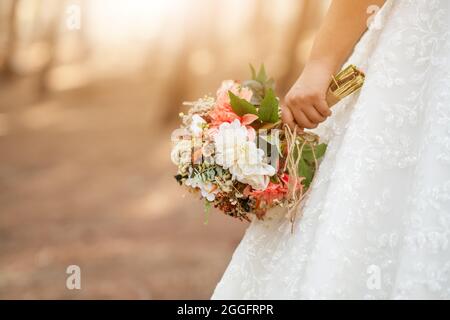 Braut hält den bunten und getrockneten Brautstrauß. . Hochwertige Fotos Stockfoto