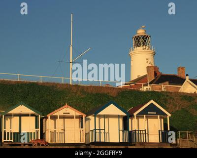 Leuchtturm und Strandhütten in Southwold, Suffolk Stockfoto