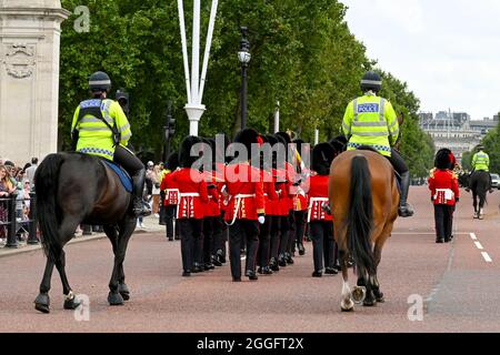 London, England - 2021. August: Zwei Polizisten auf Pferden, die Wachen in voller Uniform in der Mall eskortieren Stockfoto