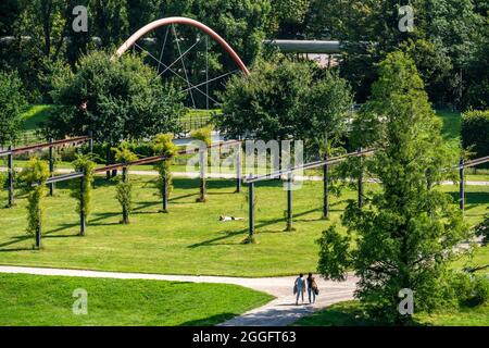 Der Nordsternpark, ehemaliger Standort der Nordstern-Kolonie, am Rhein-Herne-Kanal in Gelsenkirchen, Park, Bogenbrücke über den Emscher, NRW, Deutsch Stockfoto