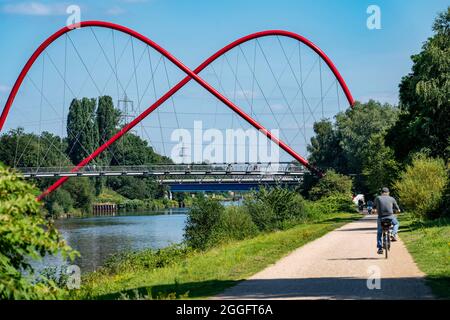 Der Nordsternpark, ehemaliger Standort der Nordstern-Kolonie, Doppelbogenbrücke über den Rhein-Herne-Kanal, Radweg am Kanal entlang, in Gelsenkirchen, Stockfoto