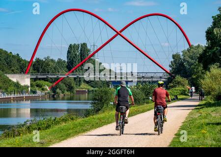 Der Nordsternpark, ehemaliger Standort der Nordstern-Kolonie, Doppelbogenbrücke über den Rhein-Herne-Kanal, Radweg am Kanal entlang, in Gelsenkirchen, Stockfoto