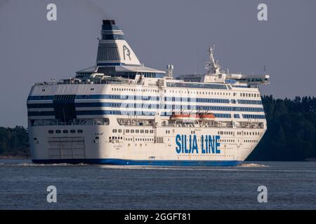 Helsinki / Finnland - 31. AUGUST 2021: MS Silja Serenade, betrieben von Silja Line, Abfahrt vom Hafen von Helsinki. Stockfoto