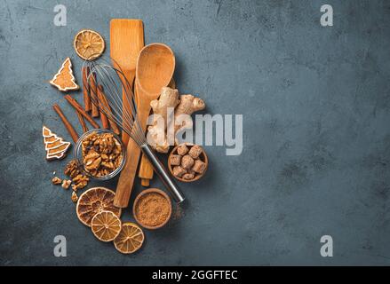 Background mit Zutaten, Kochutensilien und Ingwer-Kekse. Stockfoto