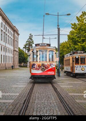 PORTO, PORTUGAL - 05. Jul 2021: Eine vertikale Aufnahme der berühmten Heritage Coca-Cola-Straßenbahn namens Electrico im Zentrum von Porto, Portugal. Stockfoto