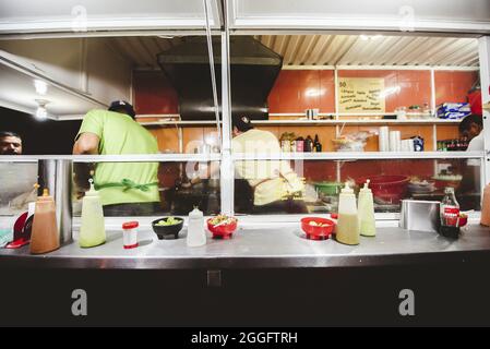 ZACATECAS, MEXIKO - 01. Apr 2018: Ein Food Truck, der köstliche mexikanische Gerichte in Zacatecas, Mexiko, serviert Stockfoto