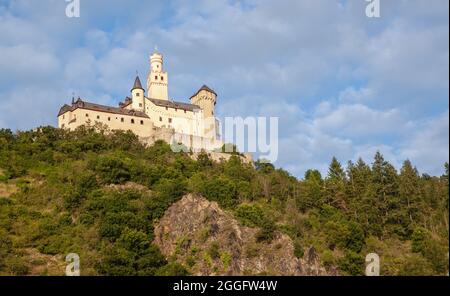 Blick auf die Marksburg vom Rosengartenpark am Rheinufer Stockfoto