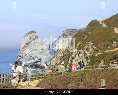 Sintra, Portugal. August 2021. (INT) Touristen genießen die wunderschöne Landschaft von Cabo da Roca in Portugal. 31. August 2021, Sintra, Portugal: Touristen genießen am Dienstag (31) die wunderschöne Landschaft von Cabo da Roca, einem der meistbesuchten Orte in der Gemeinde Sintra in der Metropolregion Lissabon. Über Cabo da Roca, dem westlichsten Punkt des europäischen Kontinents, schrieb der portugiesische Dichter und Schriftsteller Luis Vaz de Camoes: „Hier, wo das Land endet und das Meer beginnt“ (Bildquelle: © Edson De Souza/TheNEWS2 via ZUMA Press Wire) Stockfoto