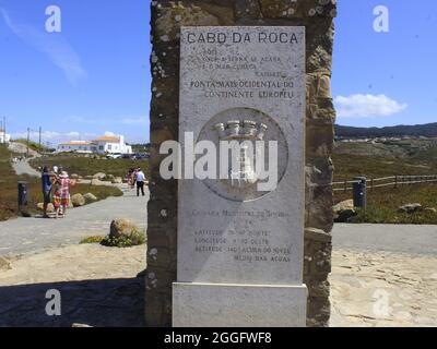 Sintra, Portugal. August 2021. (INT) Touristen genießen die wunderschöne Landschaft von Cabo da Roca in Portugal. 31. August 2021, Sintra, Portugal: Touristen genießen am Dienstag (31) die wunderschöne Landschaft von Cabo da Roca, einem der meistbesuchten Orte in der Gemeinde Sintra in der Metropolregion Lissabon. Über Cabo da Roca, dem westlichsten Punkt des europäischen Kontinents, schrieb der portugiesische Dichter und Schriftsteller Luis Vaz de Camoes: „Hier, wo das Land endet und das Meer beginnt“ (Bildquelle: © Edson De Souza/TheNEWS2 via ZUMA Press Wire) Stockfoto