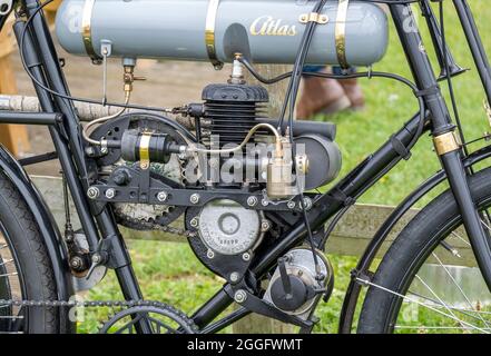 Hickling Basin August 2021: Oldtimer-Motorräder mit Benzin- und Gasantrieb von Anfang des 20. Jahrhunderts bis zu den neuesten Fahrrädern der heutigen modan-Welt, die regelmäßig auf dem Grün neben den Teestuben geparkt werden. Besucher genießen es, alte und neue Fahrräder zu sehen. Clifford Norton Alamy Stockfoto