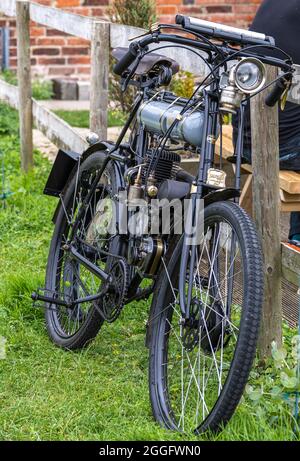 Hickling Basin August 2021: Oldtimer-Motorräder mit Benzin- und Gasantrieb von Anfang des 20. Jahrhunderts bis zu den neuesten Fahrrädern der heutigen modan-Welt, die regelmäßig auf dem Grün neben den Teestuben geparkt werden. Besucher genießen es, alte und neue Fahrräder zu sehen. Clifford Norton Alamy Stockfoto