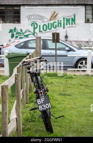 Hickling Basin August 2021: Oldtimer-Motorräder mit Benzin- und Gasantrieb von Anfang des 20. Jahrhunderts bis zu den neuesten Fahrrädern der heutigen modan-Welt, die regelmäßig auf dem Grün neben den Teestuben geparkt werden. Besucher genießen es, alte und neue Fahrräder zu sehen. Clifford Norton Alamy Stockfoto