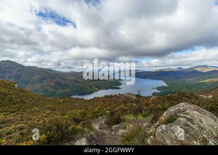 Loch Katrine aus Ben A'an in Loch Lomond und Trossachs National Park, Schottland, Vereinigtes Königreich Stockfoto