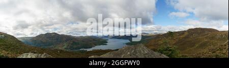 Panorama des Loch Katrine von Ben A'an in Loch Lomond und Trossachs National Park, Schottland, Vereinigtes Königreich Stockfoto