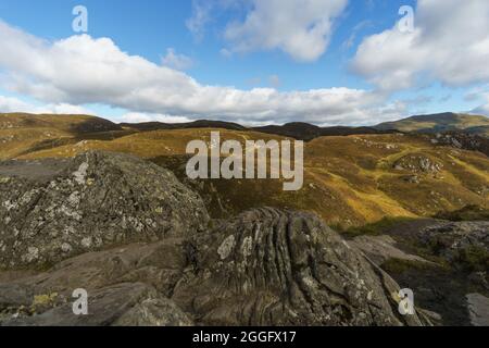 Blick über Hügel und Felsen von Ben A'an im Loch Lomond und Trossachs National Park, Schottland, Vereinigtes Königreich Stockfoto