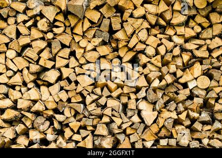 Feuerholz Hintergrund im Hinterhof eines Dorfhauses. Feuerholz Mauerwerk zum Heizen oder Anzünden eines Feuers auf dem Land. Hochwertige Fotos Stockfoto