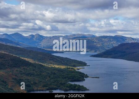 Blick über Loch Katrine von Ben A'an in Loch Lomond und Trossachs National Park, Schottland, Großbritannien Stockfoto