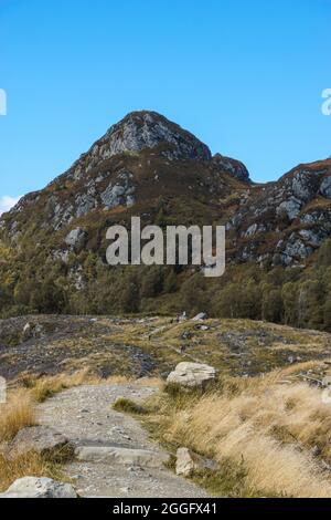 Blick mit Wanderweg führt zum Ben A'an Hügel im Trossachs Nationalpark im Herbst, Schottland Stockfoto