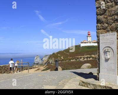 Sintra, Portugal. August 2021. (INT) Touristen genießen die wunderschöne Landschaft von Cabo da Roca in Portugal. 31. August 2021, Sintra, Portugal: Touristen genießen am Dienstag (31) die wunderschöne Landschaft von Cabo da Roca, einem der meistbesuchten Orte in der Gemeinde Sintra in der Metropolregion Lissabon. Über Cabo da Roca, dem westlichsten Punkt des europäischen Kontinents, schrieb der portugiesische Dichter und Schriftsteller Luis Vaz de Camoes: „Hier, wo das Land endet und das Meer beginnt“ (Bildquelle: © Edson De Souza/TheNEWS2 via ZUMA Press Wire) Stockfoto