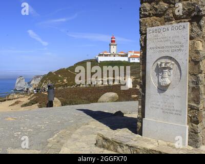 Sintra, Portugal. August 2021. (INT) Touristen genießen die wunderschöne Landschaft von Cabo da Roca in Portugal. 31. August 2021, Sintra, Portugal: Touristen genießen am Dienstag (31) die wunderschöne Landschaft von Cabo da Roca, einem der meistbesuchten Orte in der Gemeinde Sintra in der Metropolregion Lissabon. Über Cabo da Roca, dem westlichsten Punkt des europäischen Kontinents, schrieb der portugiesische Dichter und Schriftsteller Luis Vaz de Camoes: „Hier, wo das Land endet und das Meer beginnt“ (Bildquelle: © Edson De Souza/TheNEWS2 via ZUMA Press Wire) Stockfoto