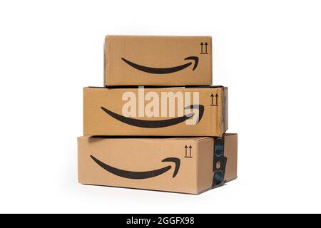 MADRID, SPANIEN - 31. AUGUST 2021 : Set aus drei Amazon Prime-Paketen, gestapelt auf weißem Hintergrund Stockfoto
