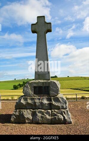 Blick auf ein Denkmal, das das historische mittelalterliche Schlachtfeld von Flodden bei Branxton in Northumberland markiert Stockfoto