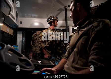 Ali Al Saleem, Kuwait. August 2021. Fallschirmjäger der 82. Airborne Division der US-Armee steigen bei der Ankunft auf dem Luftwaffenstützpunkt Ali Al Saleem an Bord eines Busses ein, als die letzten amerikanischen Soldaten Afghanistan am 31. August 2021 in Ali Al Saleem, Kuwait, verlassen. Kredit: SRA Taylor Crol/U.S. Air Force/Alamy Live News Stockfoto