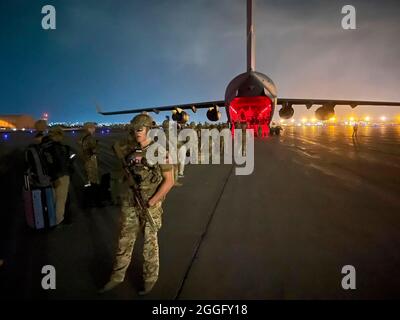 Kabul, Afghanistan. August 2021. Die letzten Fallschirmjäger der 82. Airborne Division der US-Armee besteigen ein Frachtflugzeug der Air Force C-17 Globemaster III, da der Rückzug aus Afghanistan am 31. August 2021 auf dem Hamid Karzai International Airport in Kabul, Afghanistan, abgeschlossen ist. Kredit: MSgt. Alex Burnett/USA Army/Alamy Live News Stockfoto