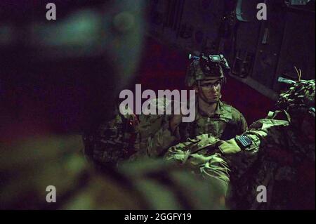 Kabul, Afghanistan. August 2021. Fallschirmjäger der 82. Airborne Division der US-Armee besteigen ein Frachtflugzeug der Air Force C-17 Globemaster III, als sich die letzten amerikanischen Soldaten auf den internationalen Flughafen Hamid Karzai am 30. August 2021 in Kabul, Afghanistan, vorbereiten. Kredit: SRA Taylor Crol/U.S. Air Force/Alamy Live News Stockfoto