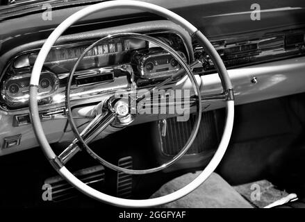 Lenkrad und Armaturenbrett eines Cadillac Cabriolets aus dem Jahr 1958 werden auf einer Oldtimer- und Oldtimermesse in Santa Fe, New Mexico, ausgestellt. Stockfoto