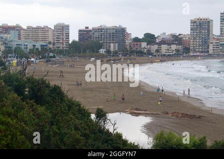 Blick auf den Strand von Oropesa del Mar an einem bewölkten Tag in Castellón. Blick auf das Mittelmeer, in Spanien. Europa. Horizontale Fotografie. Stockfoto