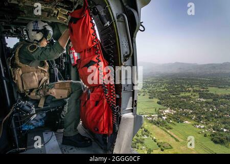 Saint-Louis-Du-Sud, Haiti. August 2021. Ein Hubschrauber der US-Marine MH-60S Sea Hawk fliegt am 28. August 2021 in Saint-Louis-Du-Sud, Haiti, eine humanitäre Mission über das Land. Das Militär, die USAID und Freiwillige helfen nach dem jüngsten Erdbeben der Stärke 7.2. Kredit: MC2 John Bellino/U.S. Navy/Alamy Live News Stockfoto