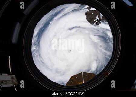 Die Ansicht zeigt die Augenwand des Hurkans Ida, einem Sturm der Kategorie 4, der die Küste des unteren Louisiana trifft, aufgenommen von der Internationalen Raumstation am 28. August 2021 über New Orleans, Louisiana. Ida packt Winde von 150 mph, die vor 16 Jahren zum Tag des Hurrikans Katrina landten. Stockfoto
